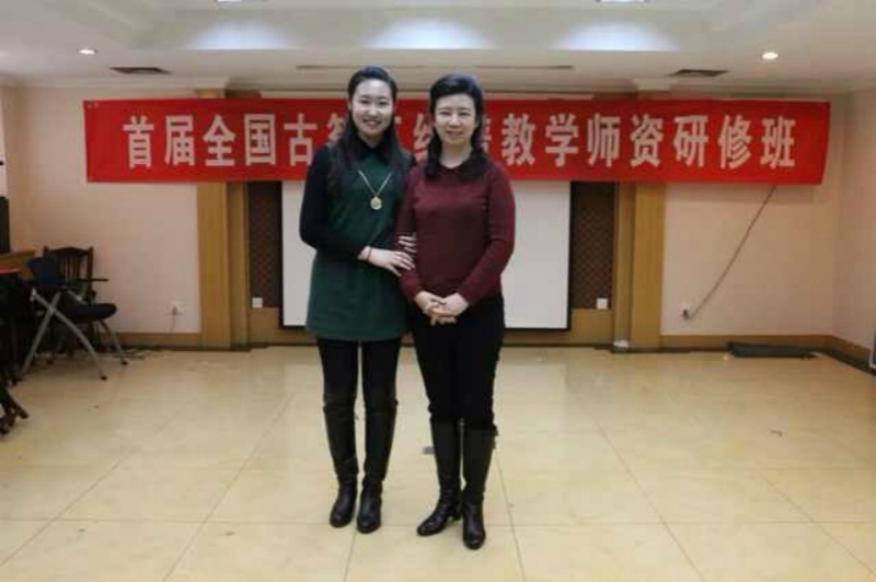 (王梓溢与古筝演奏家李萌老师合影)